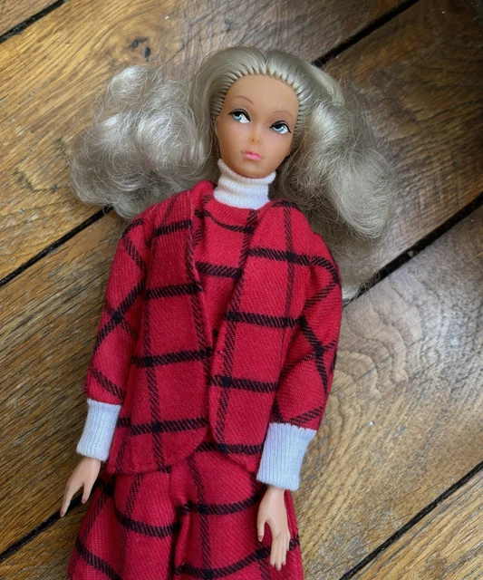 Barbie Artsy 2010 Fashionistas Swappin' Hollywood Divas V7211 – Relookée Dans Sa Boîte