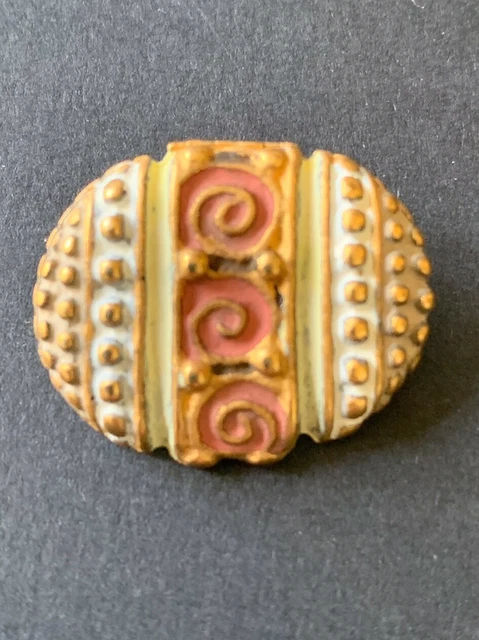 Bouton De Collection  Ancien Métal Doré En Relief Et Peint 27 X 21