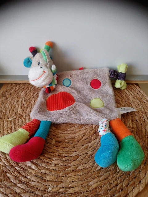 Doudou plat girafe Zoé gris ronds rouge orange vert bleu écharpe Simba Toys