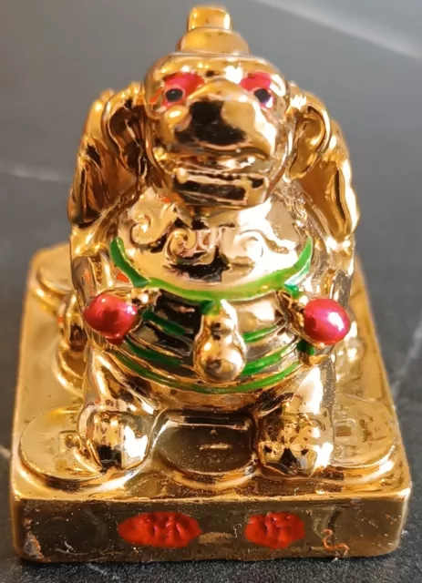 goldfarbener Hund mit farbigen Akzenten - Feng Shui - Glücksbringer