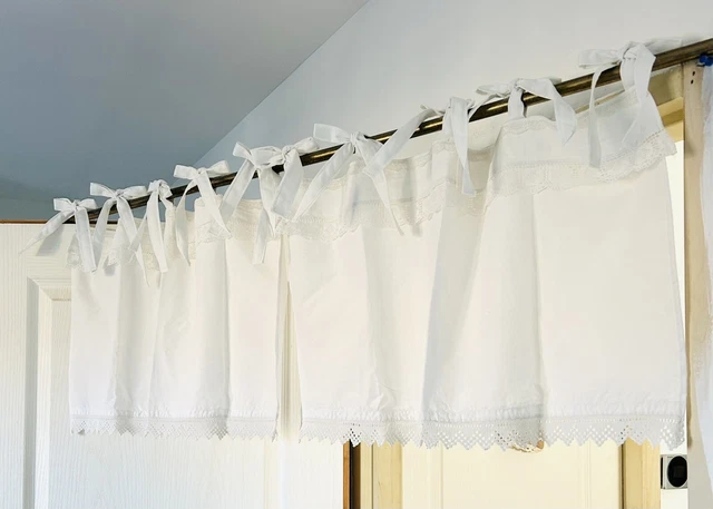 cantonnière « monogrammes » fait main, blanc dentelle, style
