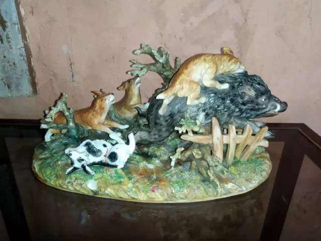 Groupe en porcelaine polychrome chasse sanglier chien  , boar , accidenté L:39cm