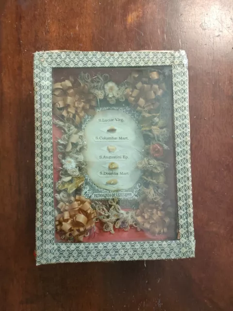 Reliquie S.lucia Vergine + 3 Santi In Teca Cartone Con Vetro Lavoro Conventuale