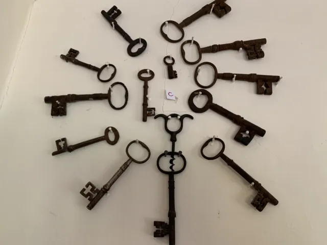 13 llaves de hierro victorianas antiguas, decoración de pared. y un tornillo de corcho antiguo
