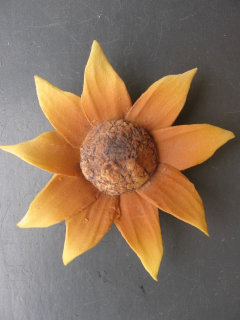 Splendido girasole in porcellana di capodimonte 6x1,5 cm