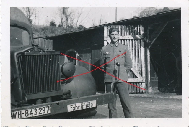 Nr.23948 Foto 2,Weltkrieg Deutscher Soldat Fahrschule Auto WH 843297  6 x 9 cm