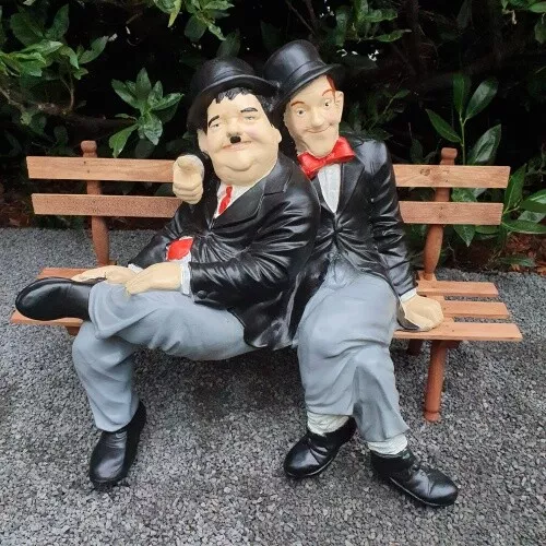 Gartenfigur Stan Laurel und Oliver Hardy Dick und Doof Figur auf Bank 55 cm