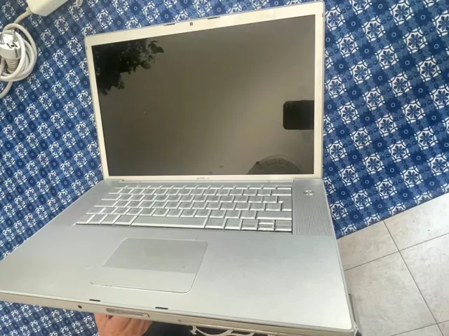 Apple MacBook Pro A1211  15 pollici  256GB  4GB-RAM