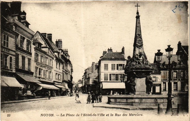 CPA NOYON La Place de l'Hotel de Ville et la Rue des Merciers (377308)