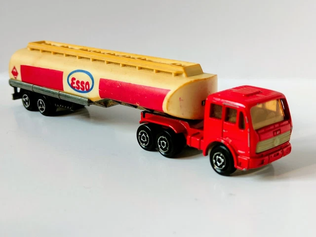 MAJORETTE - LOT de 2 Remorques Citerne Shell et Esso 1/100 EUR 5,00