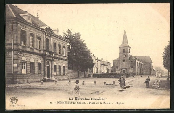 CPA Sommedieue, Place de la Mairie et l´Eglise