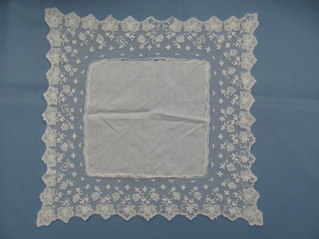 Uromas antikes Spitzentüchlein - Riechtüchlein aus der Zeit ~ 1900 - Tüllspitze Uromas antikes Spitzentüchlein - Riechtüchlein aus der Zeit ~ 1900 - Tüllspitze