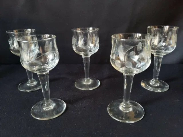 Ensemble de 5 verres anciens en cristal taillé pour liqueur ou alcool blanc. 2