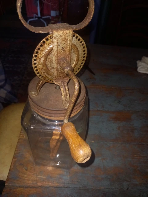 Cafetière ancienne en tôle émaillée jaune pastel