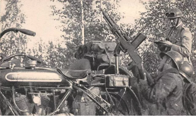 Transports - n°85629 - Moto - Militaires autour d'une moto et d'une mitraille