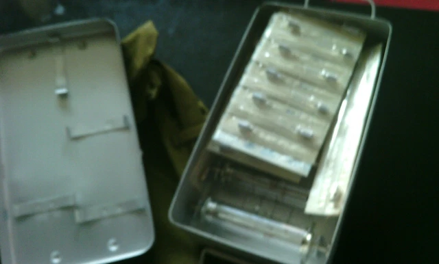 DDR Militär Arzt Feldlazarett Spritzen Set OVP Neu Rarität sehr selten +Tasche 2