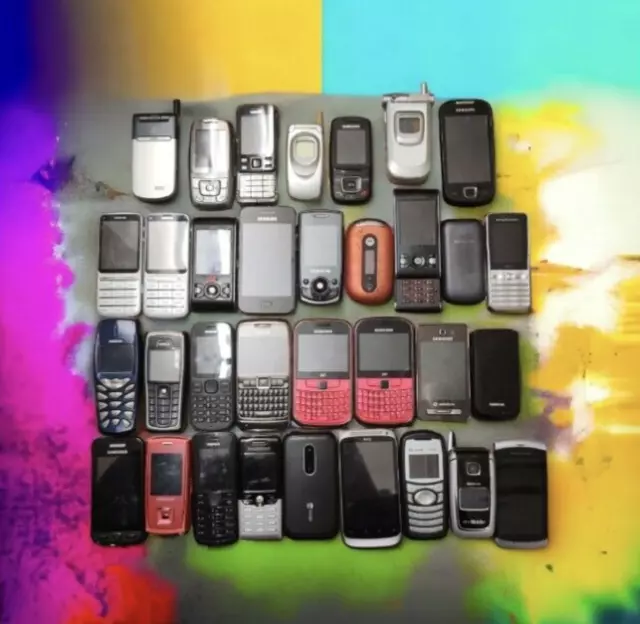 33 x JOBLOT VINTAGE USED COLLECTABLE MOBILE PHONES (ALL UNTESTED / SPAIRS REPAIR