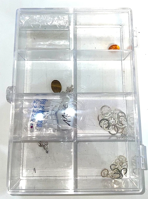 Plastikbox mit Schmuckzubehör aus Silber