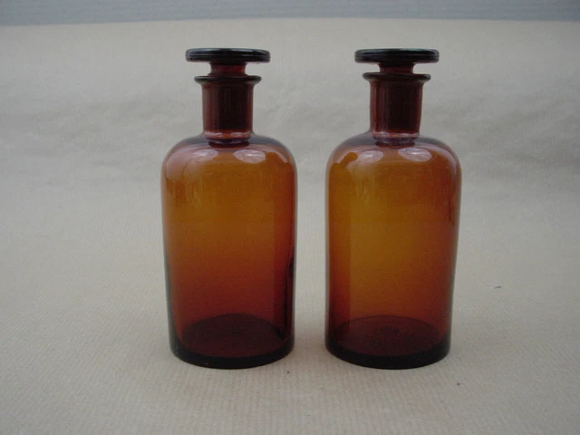 2 alte Apothekerflaschen, braun mit Glasstößel, Glasflaschen aus Apotheke.