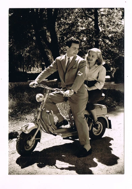 cartolina  originale coppia di innamorati su lambretta piaggio no vespa  anni 50