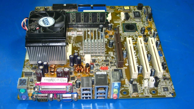 Asus kündigt A7V8X, P4S8X und P-SATA an