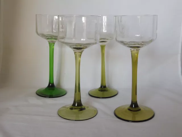 Konvolut von 4 Weingläsern mit grünem Stiel, um 1900, Jugendstil