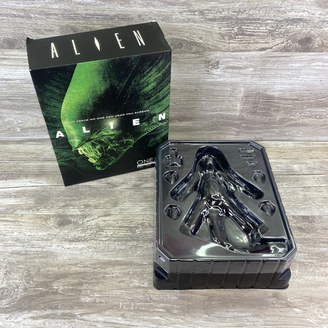 Mezco Toyz ONE:12 Collective Alien 7in Action Figure - 76114-  ALIEN- MEZCO TOYZ