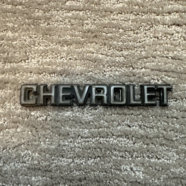 ANCIEN INSIGNE EMBLÈME Chevrolet script métal 5 1/2