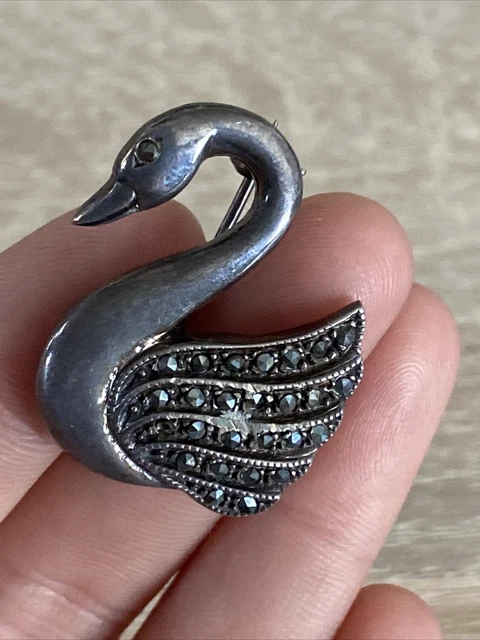 Broche Art Déco vintage en argent, marcassite, onyx et grenat - France