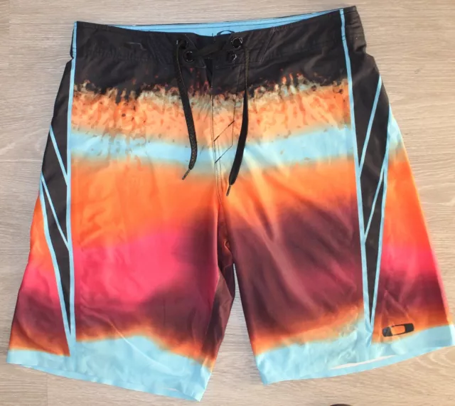 Men's Size 34 Authentic Oakley Hydrofuse 22 Inch Swim Trunks Board Shorts Men's Size 34 Authentic Oakley Hydrofuse 22 Inch Swim Trunks Board Shorts