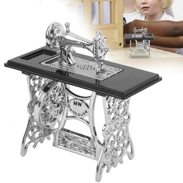 Machine à Coudre pour Maison de Poupée 1:12, Machine à Coudre Miniature Vintage en Bois avec Tissu et Ciseaux, Adaptée à la Décoration de Maison de Poupée, Jeu de Simulation