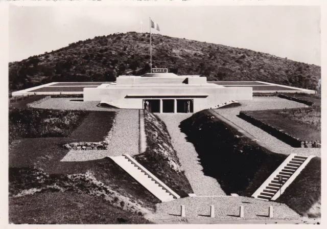 Carte Postale Cpsm Noir & Blanc / Monument National Avec Vieil Armand