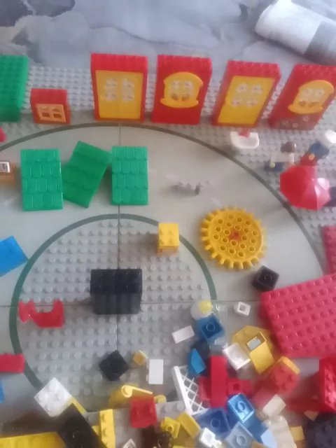 Lot de briques Lego donc 4 plaques de route ( giratoire ) Poids total 1,600 Kg 3