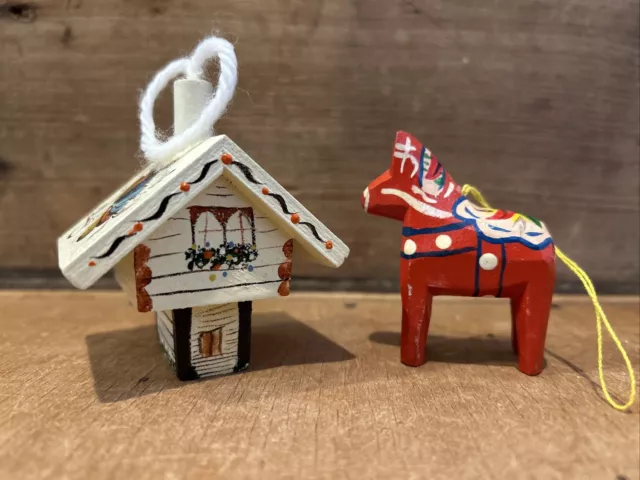 Lote de 2 adornos escandinavos de colección pintados a mano chalet sueco Dala caballo