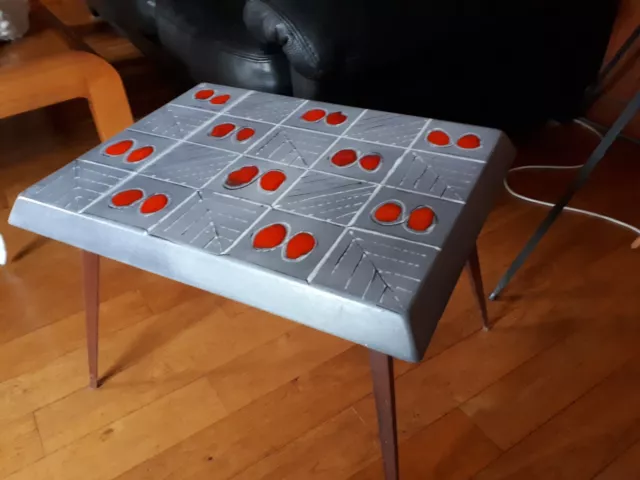 PETITE TABLE ANNEES 60 émaillée, pieds fuseau, signée JD