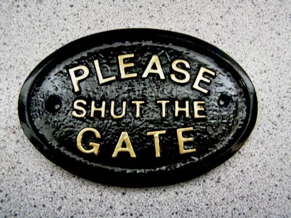 PLEASE SHUT THE GATE - HOUSE DOOR PLAQUE SIGN GARDEN ( gold or silver lettering)