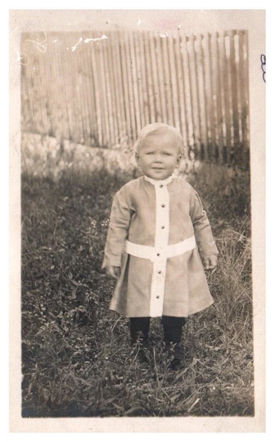 Vitg. Real Picture Early 1900's Postcard Young Girl In Front Of Fence - U-44