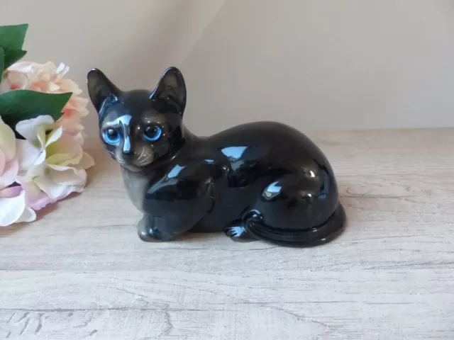 Statuette Figurine de Chat Siamois au Pelage Foncé en Position Couchée