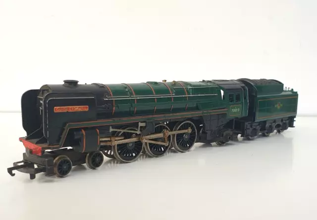 Hornby Oo Gauge Britannia Class 4-6-2 Locomotive 70013 'Oliver Cromwell'