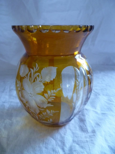 VASE EN CRISTAL DE BOHEME JAUNE décor floral /pans coupés