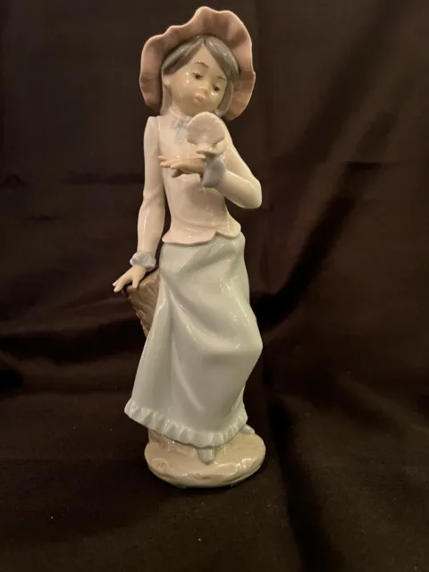 Adorable Girl With Bonnet Holding  Little Dove Bird Nao Lladro  Figurine Spain