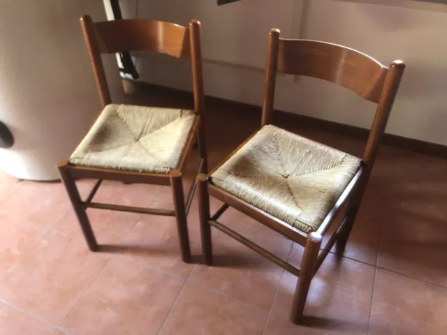 Coppia di sedie in legno in buone condizioni