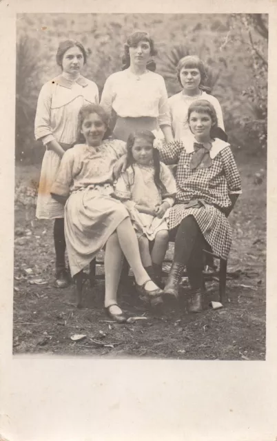 BL773 Carte Photo vintage card RPPC Femme groupe jeune fille jardin