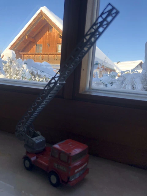 Walthers SceneMaster Heavy-Duty Fire Dept. Ladder Truck – Assembled - Red – HO Scale - Foto 3