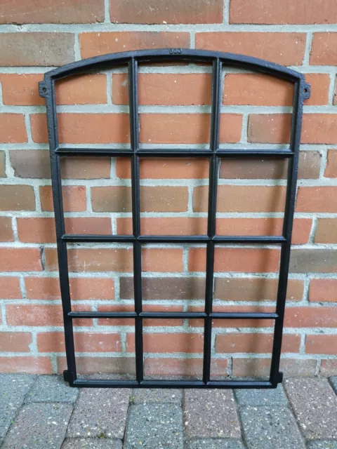 schwarzes Stallfenster mit Segmentbogen - Eisenfenster für Haus Hof & Garten