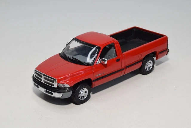 Miniature LE6700 UNIVERSAL HOBBIES Dodge RAM 2500 Pick-up Gris, échelle 1/43