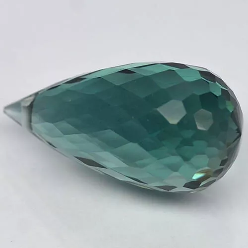 Quartz bleu/vert synthétique en briolette facetté et percée de 20,33Cts