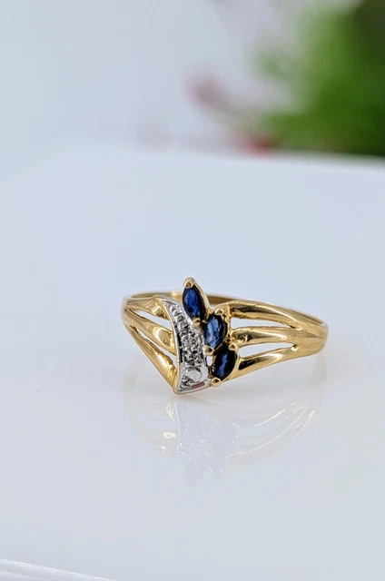 Bague Or 750 (18 Carats) Avec 2 Rubis Centraux Et 6 Petits Diamants - Poinçon Tête D'Aigle - Occasion