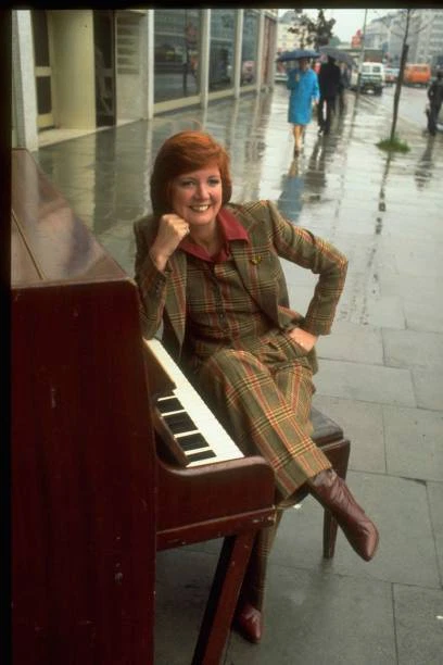 Television Presenter And Singer Cilla Black Sitting At A Piano 1978 OLD TV PHOTO