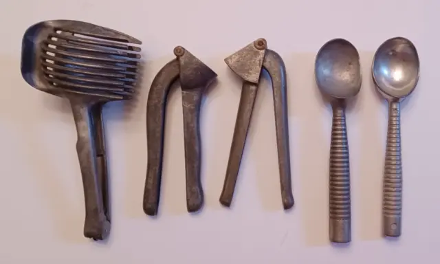 https://www.picclickimg.com/-xUAAOSwWs9lld~5/Lot-of-5-Vintage-Kitchen-tools.webp